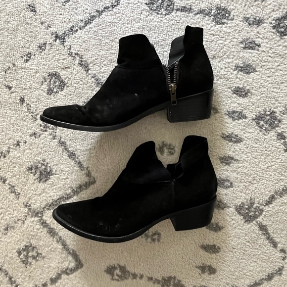 Size 7 black suede Steve Madden ankle booties - Picture 2 of 3